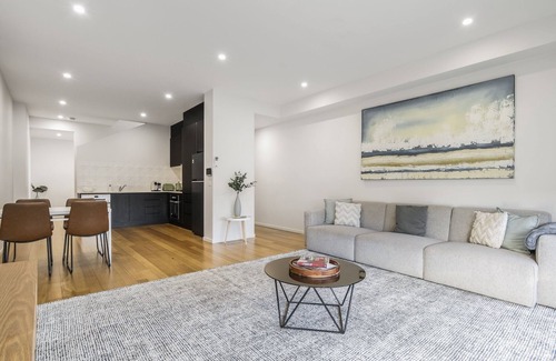 Northcote Casa | Northcote 3-Bed Townhouse Near Cafés & Shops