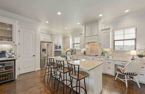 College Station Casa | Northgate Nest Cozy & Convenient 2BR 3BA Office Steps from A&M