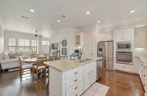 College Station Casa | Northgate Nest Cozy & Convenient 2BR 3BA Office Steps from A&M