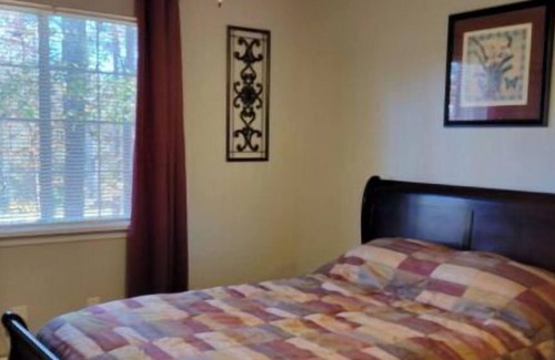 Greenwood Condominio | Northside Condo with Wooded View