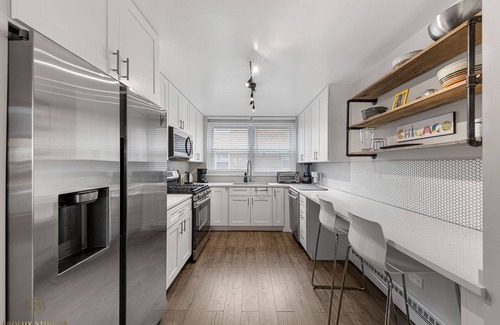 Budlong Woods Casa | Northside FAMLYNEST - Lincoln Sq - 4BR/1.5BA/2P - Rare find