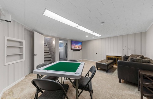 Budlong Woods Casa | Northside FAMLYNEST - Lincoln Sq - 4BR/1.5BA/2P - Rare find