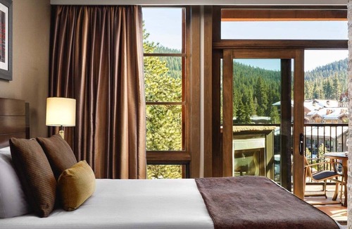 Truckee Complejo | NorthStar Lodge at Lake Tahoe in walking distance to ski lifts!