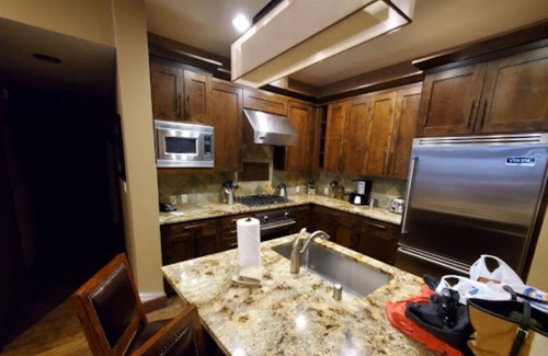 Truckee Complejo | Northstar Lodge with ski in/out gondola on site! Best resort in Tahoe!