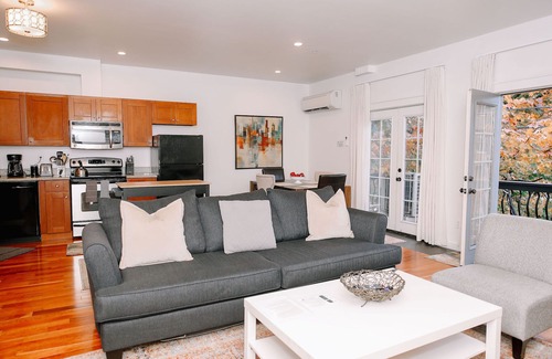 Uptown Condominio | Distrito NW! ¡Estacionamiento gratis! Condominio más nuevo Walk Score 95!
