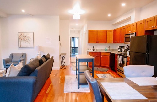 Uptown Condominio | Distrito NW! ¡Estacionamiento gratis! Condominio más nuevo Walk Score 95!
