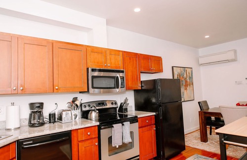 Uptown Condominio | Distrito NW! ¡Estacionamiento gratis! Condominio más nuevo Walk Score 95!