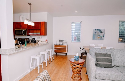 Uptown Condominio | Gran ubicación NW! ¡Estacionamiento gratis! Condo más nuevo Walk Score 95!