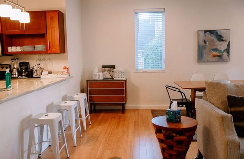 Uptown Condominio | Gran ubicación NW! ¡Estacionamiento gratis! Condo más nuevo Walk Score 95!