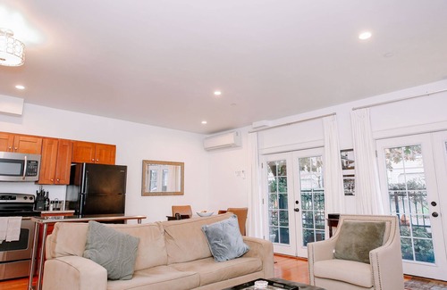 Uptown Condominio | Gran ubicación NW! ¡Estacionamiento gratis! Condo mas nuevo