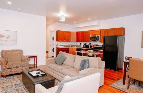Uptown Condominio | Gran ubicación NW! ¡Estacionamiento gratis! Condo mas nuevo