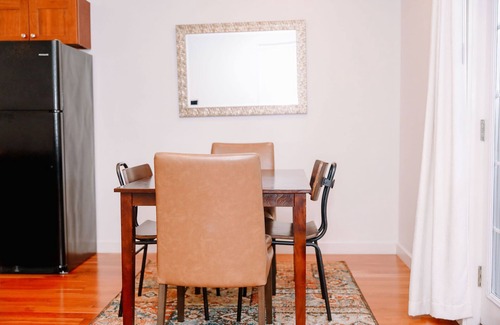 Uptown Condominio | Gran ubicación NW! ¡Estacionamiento gratis! Condo mas nuevo