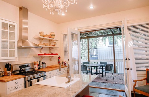 Uptown Casa | Amplia casa victoriana en Prime NW! ¡Estacionamiento!