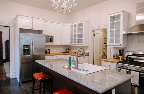 Uptown Casa | Amplia casa victoriana en Prime NW! ¡Estacionamiento!