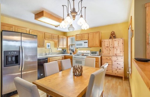 Truckee Casa | Northwoods Condo - by Tahoe Getaways- 2 BR MONTHLY Rental - Walk to HOA Pool, Gym, Tennis