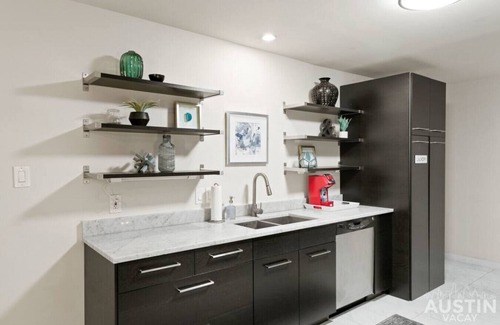 Westfield Apartamento | Charming, Modern Apt | Pool + Patio + Free Parking