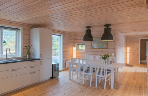 Kviteseid Villa | Casa de vacaciones de lujo en medio de la naturaleza y directamente en el lago Vravatn