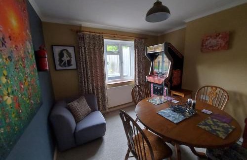 Thorpe St Andrew Casa | Norwich City, lovely 3 bed house, EV charger, arcade machine, free parking for 3 cars