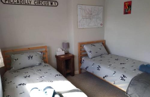 Thorpe St Andrew Casa | Norwich City, lovely 3 bed house, EV charger, arcade machine, free parking for 3 cars