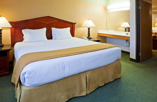 Eagan Casa | Norwood Inn Eagan - 1 King Suite with Spa Bath Oversized Non Smoking