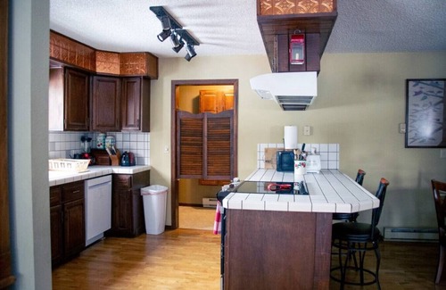Four Corners Casa | Rocking H Ranch:10 min to Bozeman Main St. /Hot tub/Gameroom/Sleeps 8 in 3 rooms