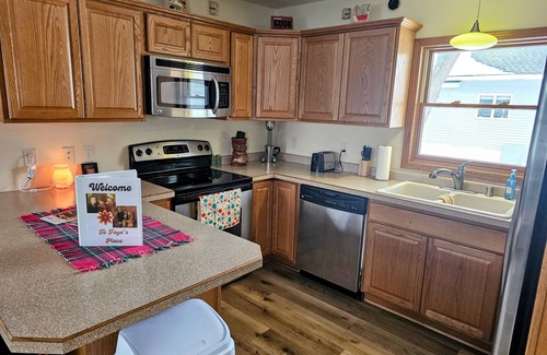 La Crosse Casa | Nostalgic Retro Cottage, Blocks Away from Mississippi River. Full Fenced in Yard