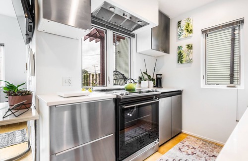 Pittsburgh Casa | Not so tiny house with full kitchen & patio swing