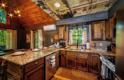 Almond Cabina | NOT YOUR GRANDMA’S CABIN! Sleeps 10: King Loft, Gaming Room, Hot Tub & Fire Pit!