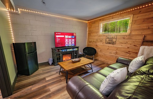 Almond Cabina | NOT YOUR GRANDMA’S CABIN! Sleeps 10: King Loft, Gaming Room, Hot Tub & Fire Pit!