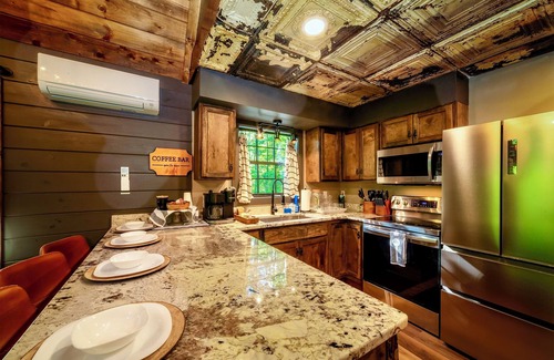 Almond Cabina | NOT YOUR GRANDMA’S CABIN! Sleeps 10: King Loft, Gaming Room, Hot Tub & Fire Pit!