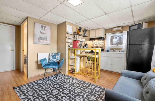 Dover Apartamento | Nothing Fancy Older Pet Friendly APT!