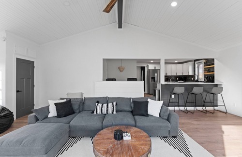 South Bend Casa | Notre Dame Haus: Pool, Game room & 5 min to campus