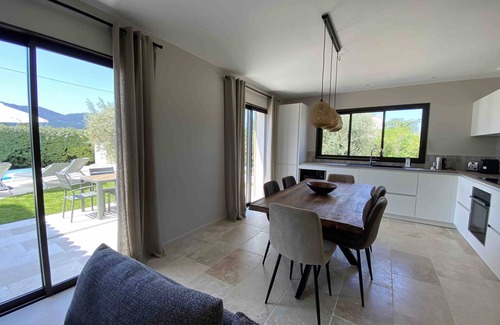 Gemenos Casa | "nouveau" Jolie Maison Neuve Jardin Clos et Piscine Privés 6 Personnes