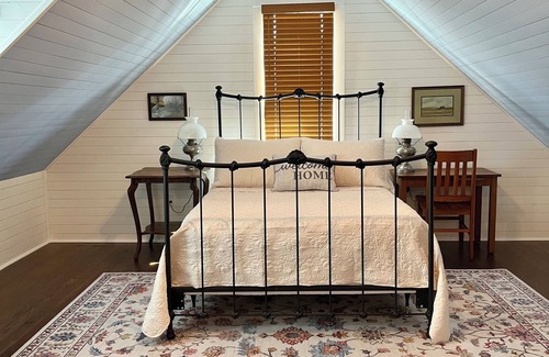 Shiner Casa | Novak Farmhouse - located 3 blocks from the Shiner Brewery