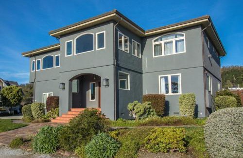 El Granada Casa | Now Trending - Entire Beach Home Walk to Beaches Restaurants Activities