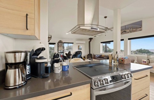 Pioneertown Casa | Now & Zen | Gym, Hot Tub and Views!