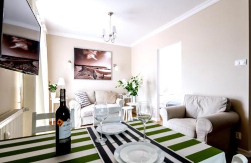 Tomaszow Mazowiecki Apartamento | Nr 3 EUROPA22 Standard Apartament CENTRUM MIASTA Tomaszowa Mazowieckiego obok SZPITAL i ARENA LODOWA z wanną i bezpłatnym parkingiem NETFLIX MAX FREE Wielki słoneczny balkon Expresowe Łatwe Zameldowanie