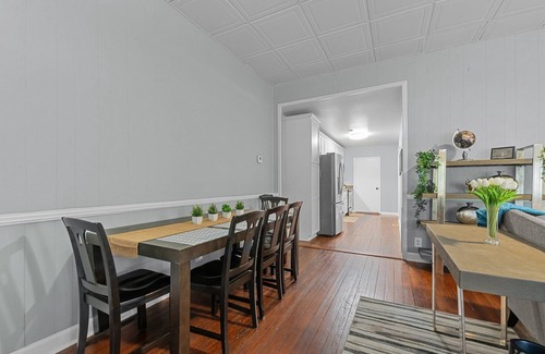 Downtown Casa | Retro Raleigh Downtown Flat Unit A~EV Chargers