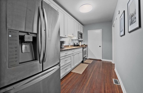 Downtown Casa | Retro Raleigh Downtown Flat Unit A~EV Chargers