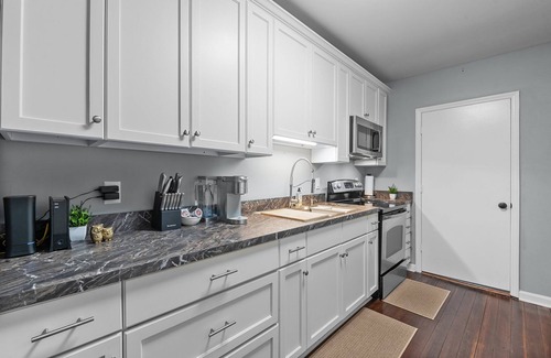 Downtown Casa | Retro Raleigh Downtown Flat Unit A~EV Chargers