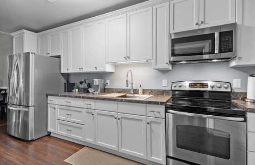 Downtown Casa | Retro Raleigh Downtown Flat Unit A~EV Chargers