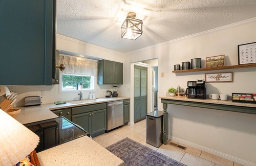 Summerlee Casa | NRG Entertainment Retreat - Swimming Pool - Rock Climbing - Gameroom - Theater