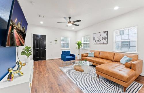 Southeast Houston Casa | NRG MedCenter Luxe 4BD Home w FencedYard WasherDryer Pet Friendly