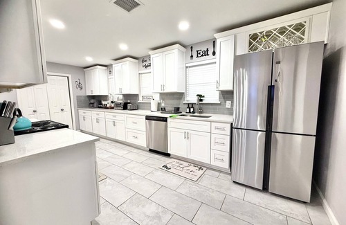 Southeast Houston Casa | NRG Stadium - Pool table, Patio, & Grill