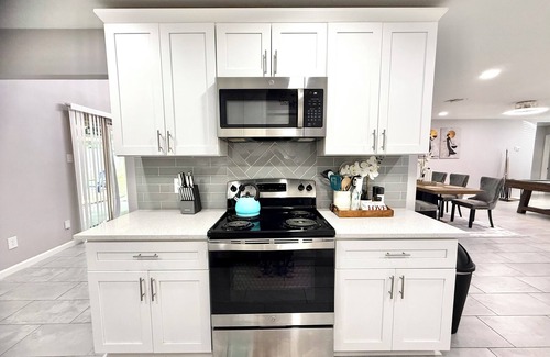 Southeast Houston Casa | NRG Stadium - Pool table, Patio, & Grill