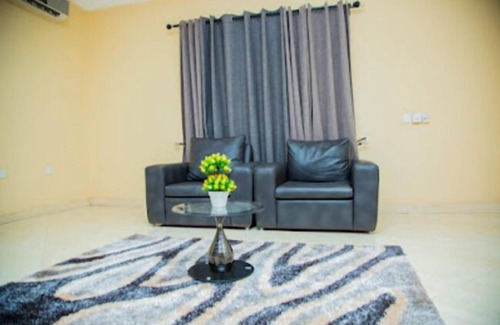 Ngleshi Amanfro Hotel | Nsuro Hotel
