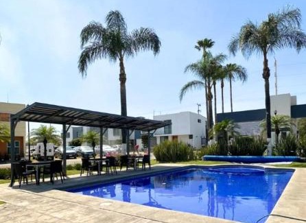 Tlajomulco de Zuniga Casa | Nueva Galicia residencial, es una propiedad completa al sur de la ciudad que te ofrece modernidad, espacio, tranquilidad, cuenta con 4 recamaras 3 baños completos y 2 cajones de estacionamiento privados