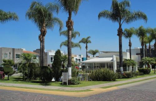 Tlajomulco de Zuniga Casa | Nueva Galicia residencial, es una propiedad completa al sur de la ciudad que te ofrece modernidad, espacio, tranquilidad, cuenta con 4 recamaras 3 baños completos y 2 cajones de estacionamiento privados