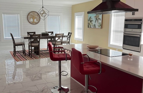 Manteo Casa | Nueva y elegante casa a 1 milla del dowtown y 6 millas de las playas OBX
