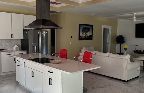 Manteo Casa | Nueva y elegante casa a 1 milla del dowtown y 6 millas de las playas OBX